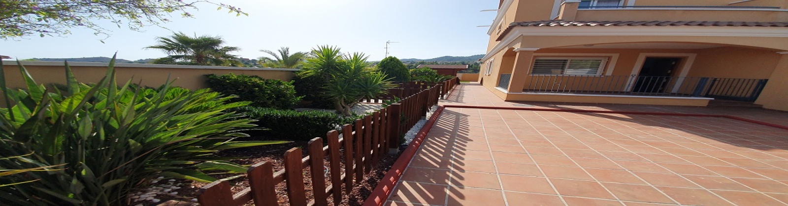 Jardin lateral vivienda en Torreguil